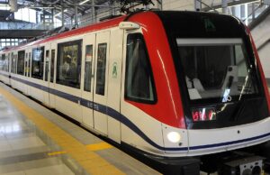 Mujer resulta herida tras caer panel de luz en estación del Metro de Santo Domingo