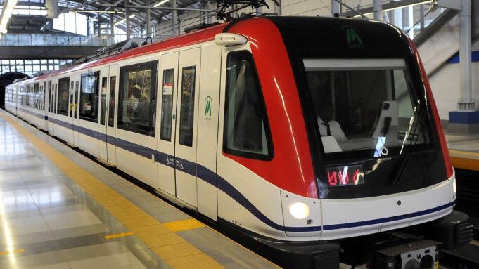 Mujer resulta herida tras caer panel de luz en estación del Metro de Santo Domingo