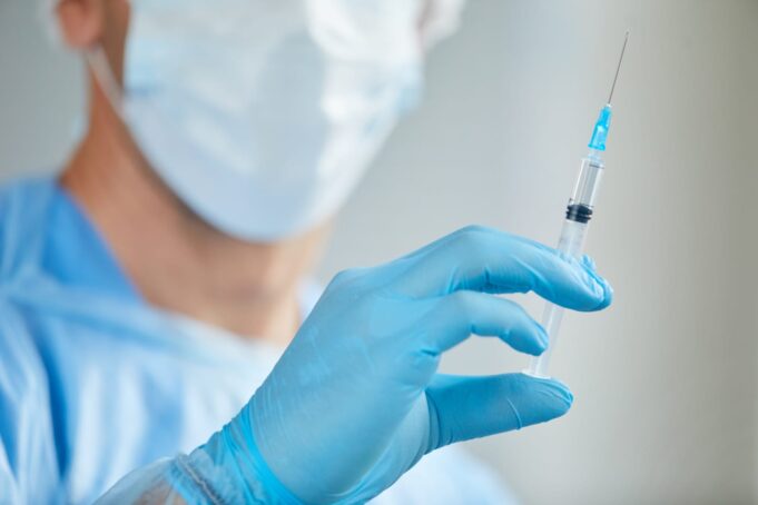 Ministerio de Salud recibe 10,000 vacunas Covid-19 para continuar reforzamiento