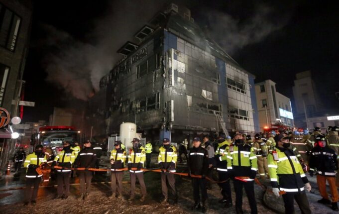 Al menos 22 muertos, la mayoría chinos, en incendio de una fábrica de baterías en Corea del Sur