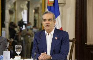 La reforma constitucional le impediría a Abinader reelegirse