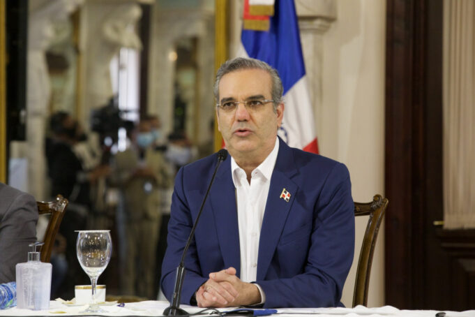 La reforma constitucional le impediría a Abinader reelegirse
