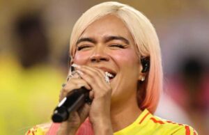 Karol G, entre críticas por su interpretación del himno de Colombia y los besos que se dio con Feid