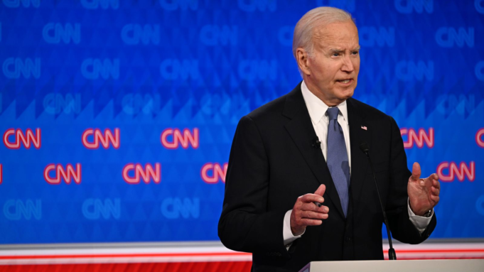 Biden promete que seguirá con su candidatura, rechazando presión para que abandone la contienda