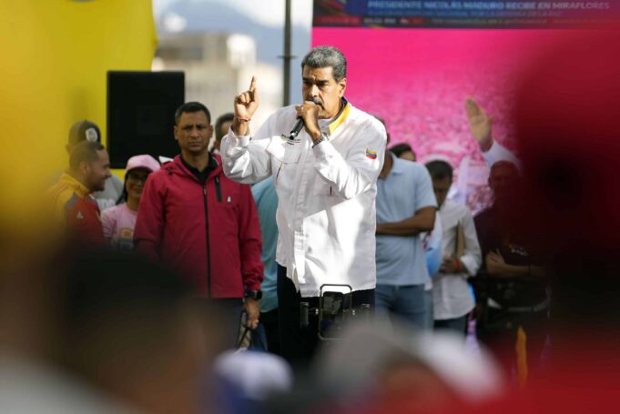 Nicolás Maduro dice que WhatsApp es usada para amenazar y pide a la población eliminarla