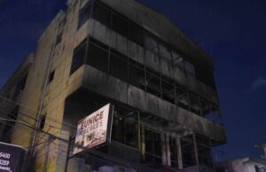Un incendio consume edificio de cinco niveles en Herrera; cierran tramo de la avenida Isabel Aguiar