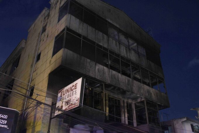 Un incendio consume edificio de cinco niveles en Herrera; cierran tramo de la avenida Isabel Aguiar