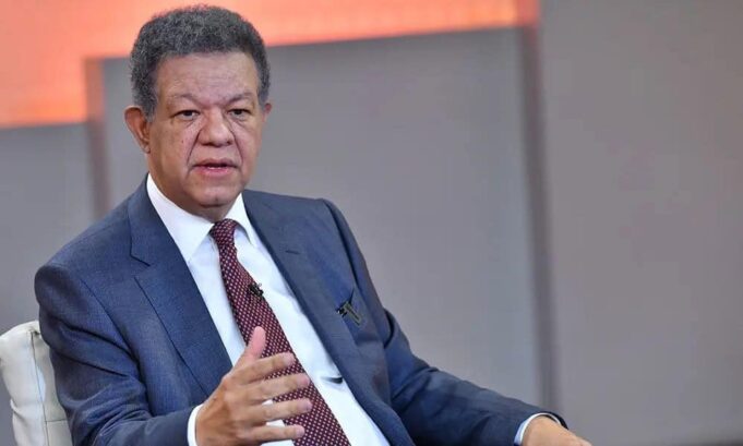 Leonel Fernández tilda de un "bombazo" la reforma fiscal del Gobierno