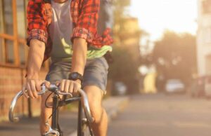 Japón introduce penas de prisión para ciclistas que utilicen el celular o conduzcan ebrios