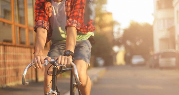 Japón introduce penas de prisión para ciclistas que utilicen el celular o conduzcan ebrios