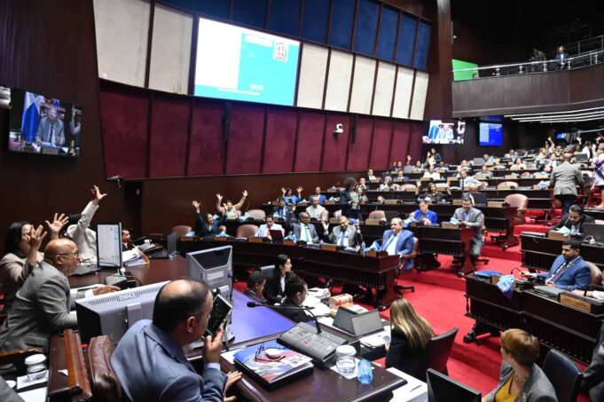 Diputados aprueban préstamos por US$625 millones para enfrentar apagones y el cambio climático
