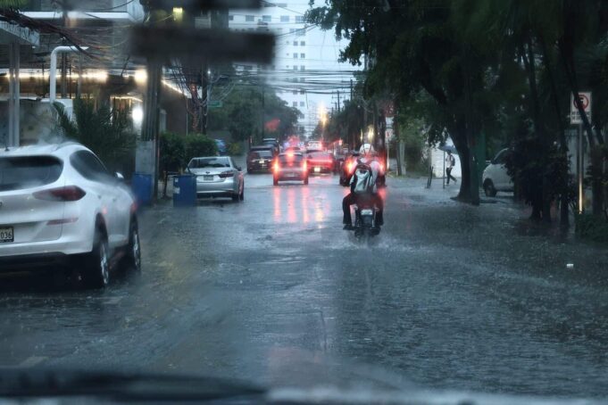 COE aumenta a cinco las provincias en alerta amarilla por vaguada y onda tropical