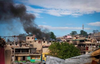Bandas armadas en Haití siembran el terror e incendian casas