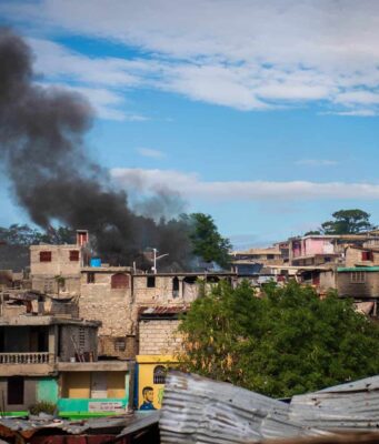 Bandas armadas en Haití siembran el terror e incendian casas
