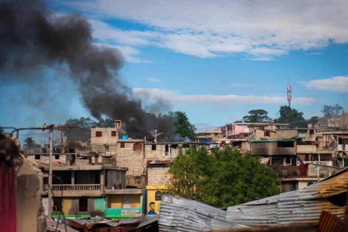 Bandas armadas en Haití siembran el terror e incendian casas