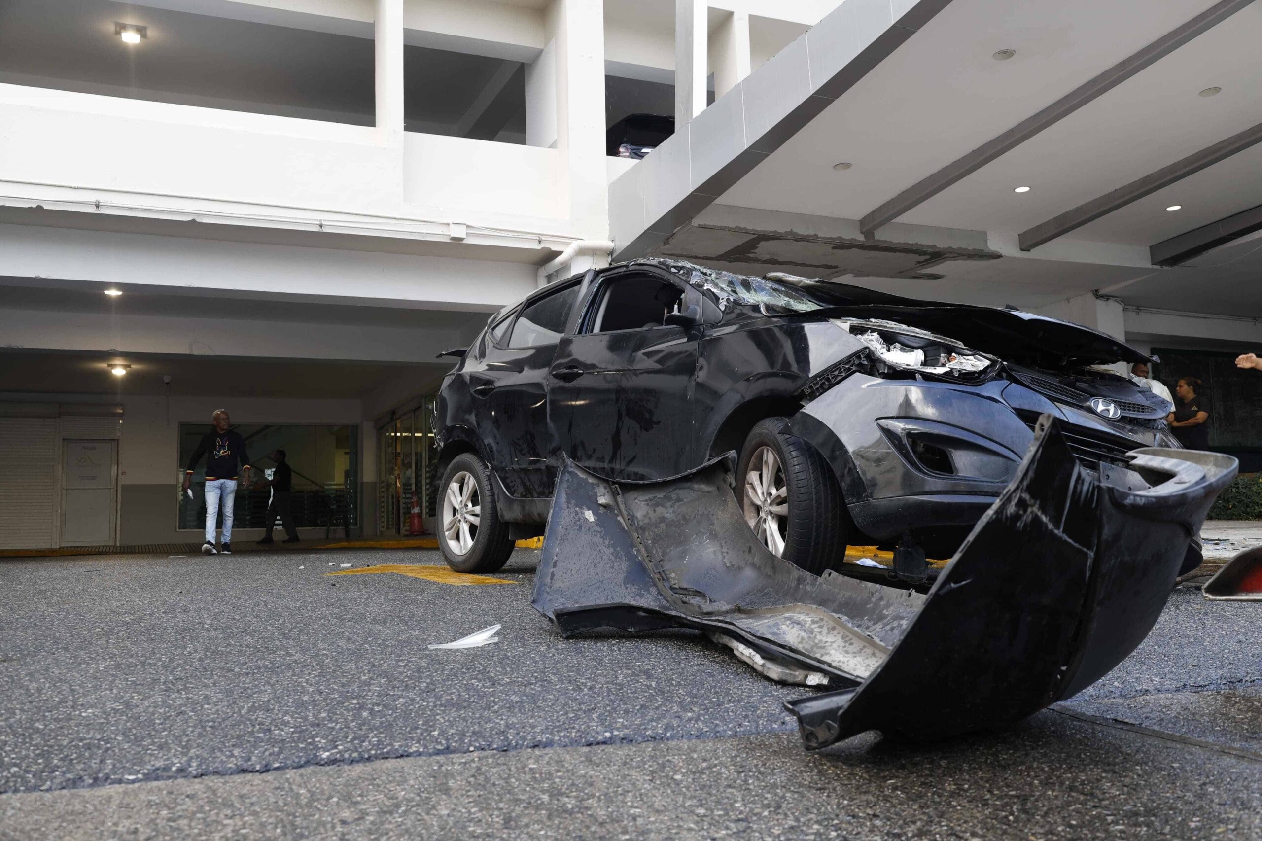 vehiculo-accidentado-en-supermercado
