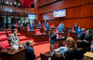 El personal de la oficina de un senador equivale al de una empresa mediana