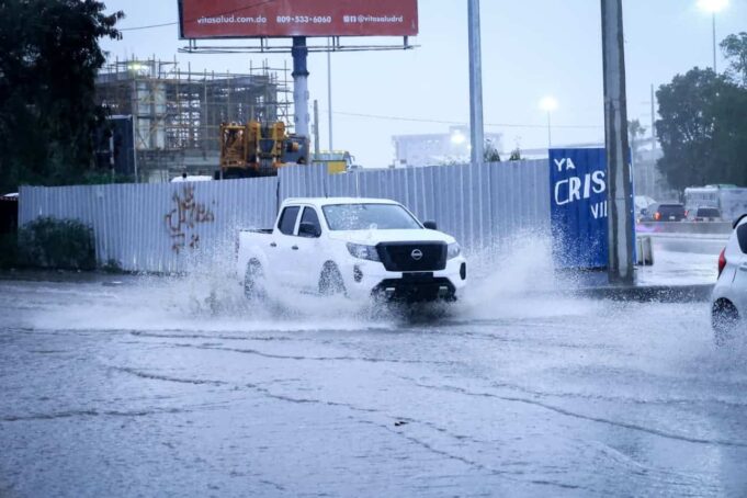 El Gran Santo Domingo y diez provincias en alerta verde por fuertes lluvias