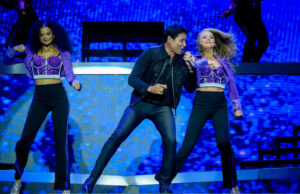 Chayanne vuelve a enamorar y a bailar con las dominicanas en el Estadio Quisqueya
