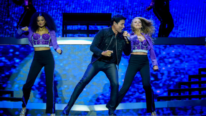 Chayanne vuelve a enamorar y a bailar con las dominicanas en el Estadio Quisqueya