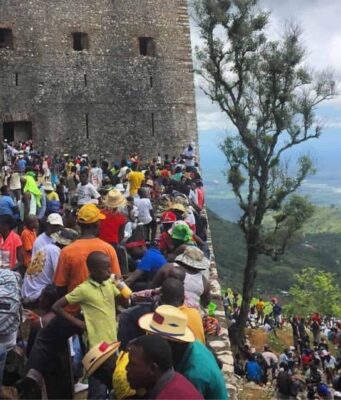 Estampida humana en monumento histórico de Haití deja al menos 30 muertos